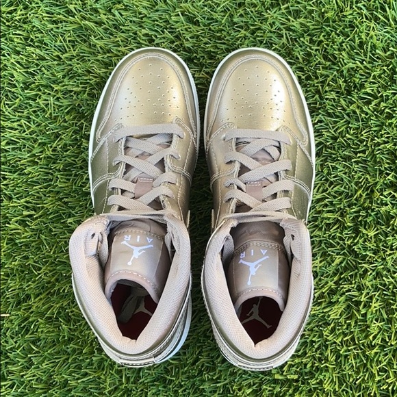 Air Jordan 1 Mid SE - Picture 4 of 5